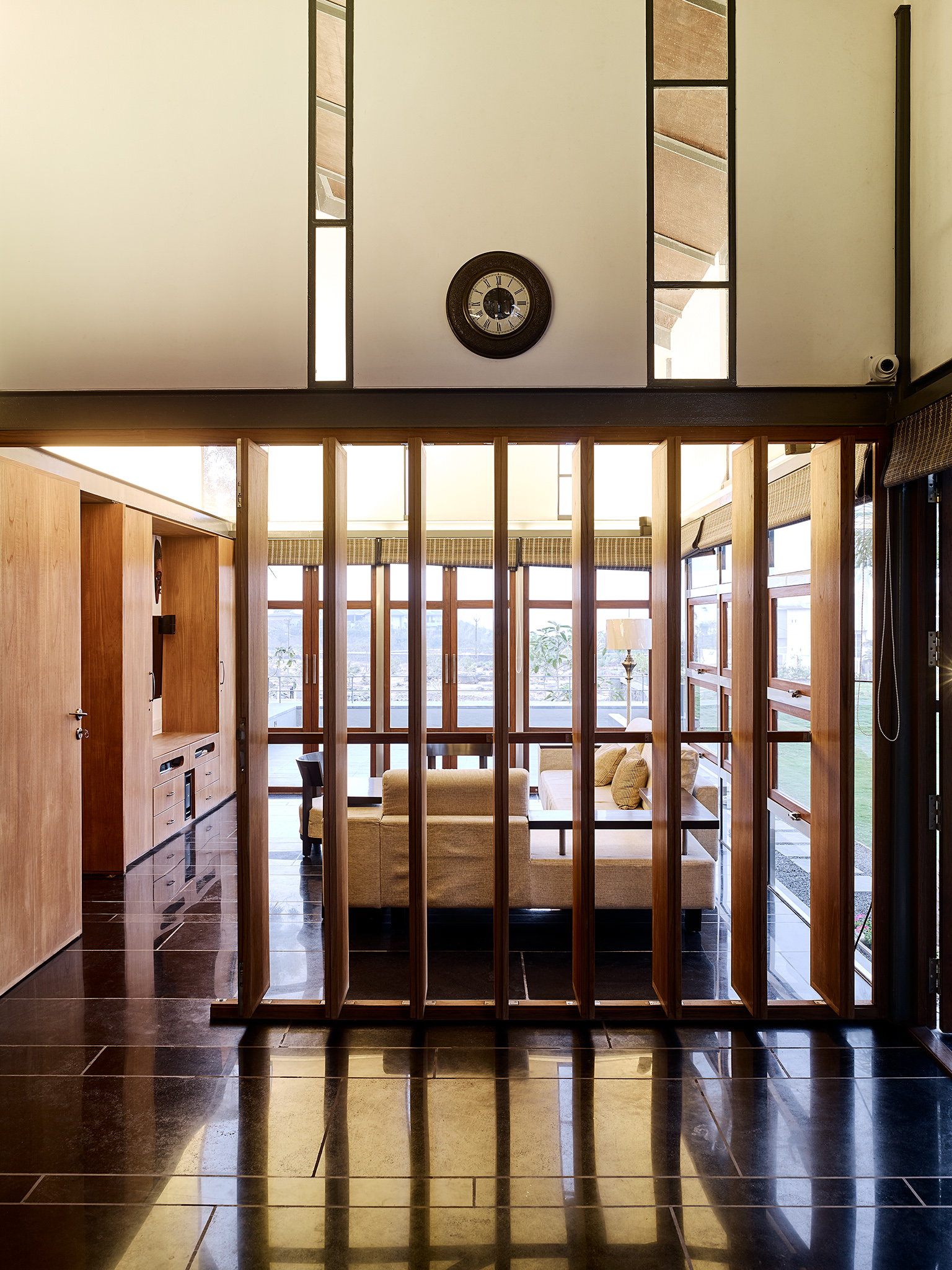 Opolis Architects, roof-house in Khandala